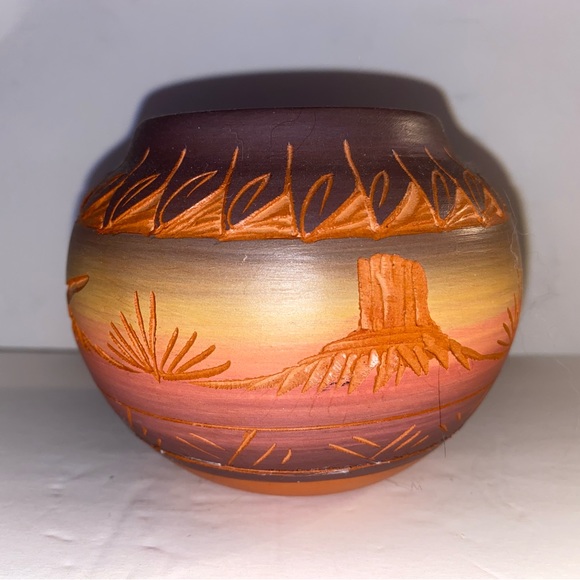 Handmade Redware Navajo Etched Vessel Bear Claw Mtn Mesa Verde Signed Silas - Picture 2 of 8